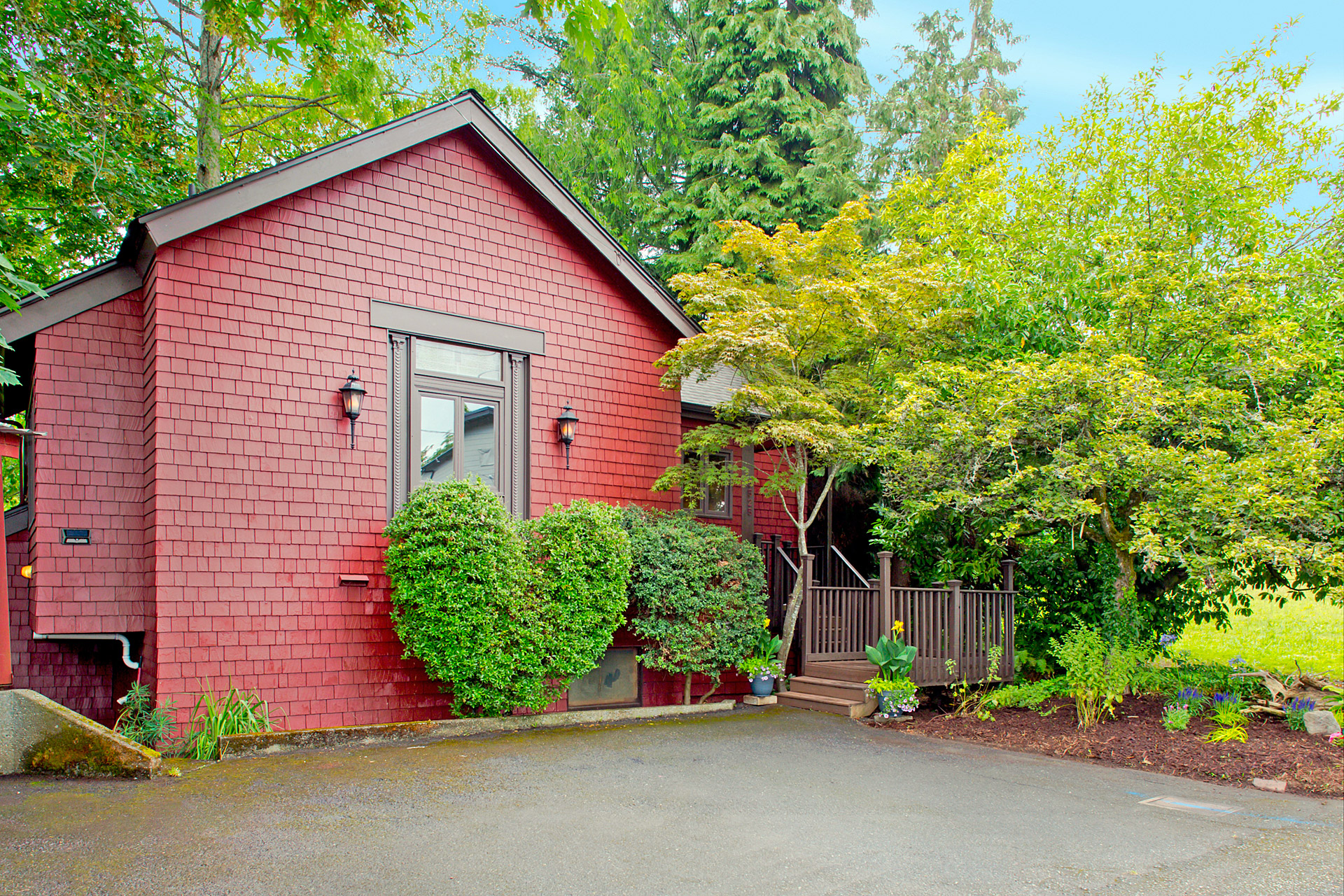 Home for sale by Seattle realtor Benjamin Chotzen. Click to Zoom.