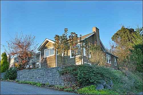 Home for sale by Seattle realtor Benjamin Chotzen. Click to Zoom.