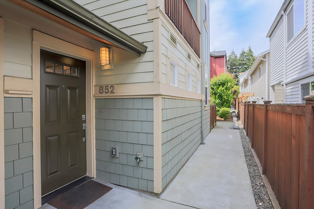 Home for sale by Seattle realtor Benjamin Chotzen. Click to Zoom.